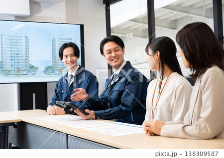 建設会社のミーティング 建設会社のミーティング 138309587