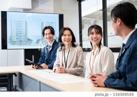 建設会社のミーティング 138309589