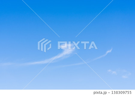 冬の寒い日　澄んだ空と雲のクローズアップ55 138309755