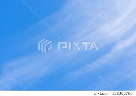 冬の寒い日　澄んだ空と雲のクローズアップ60 138309760