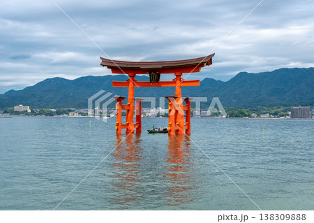 Famous red torii gate of Itsukushima shrine in Miyajima, Japan Famous red torii gate of Itsukushima shrine in Miyajima, Japan 138309888