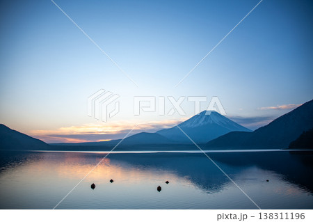 富士と本栖湖の夜明けの狭間で 富士と本栖湖の夜明けの狭間で 138311196
