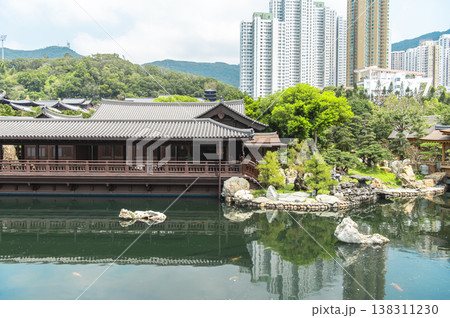 高層ビルの囲まれた公園　南蓮園池 138311230