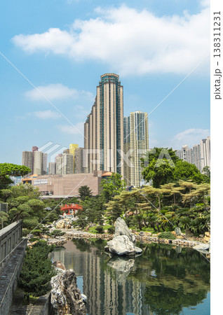 高層ビルの囲まれた公園　南蓮園池 138311231