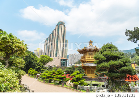 高層ビルの囲まれた公園 南蓮園池 高層ビルの囲まれた公園 南蓮園池 138311233