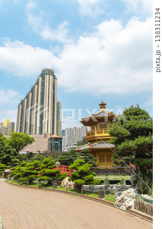 高層ビルの囲まれた公園 南蓮園池 高層ビルの囲まれた公園 南蓮園池 138311234