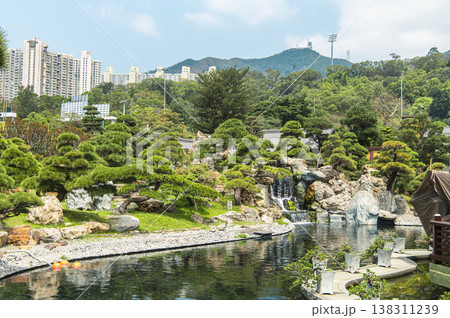 高層ビルの囲まれた公園 南蓮園池 高層ビルの囲まれた公園 南蓮園池 138311239
