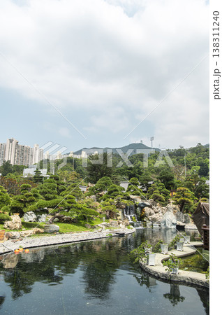 高層ビルの囲まれた公園 南蓮園池 高層ビルの囲まれた公園 南蓮園池 138311240