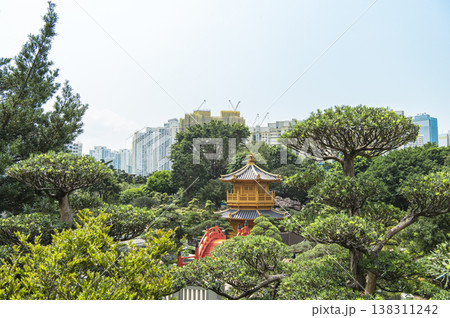 高層ビルの囲まれた公園 南蓮園池 高層ビルの囲まれた公園 南蓮園池 138311242