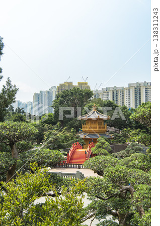 高層ビルの囲まれた公園　南蓮園池 138311243