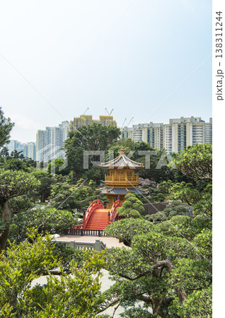高層ビルの囲まれた公園　南蓮園池 138311244