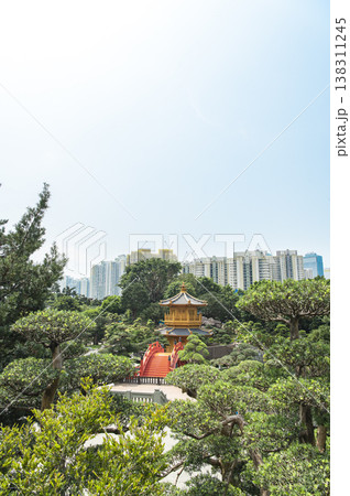 高層ビルの囲まれた公園　南蓮園池 138311245