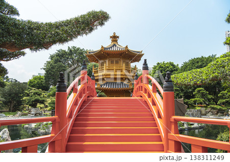 高層ビルの囲まれた公園 南蓮園池 高層ビルの囲まれた公園 南蓮園池 138311249