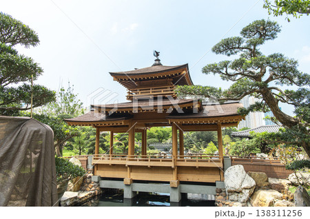高層ビルの囲まれた公園　南蓮園池 138311256
