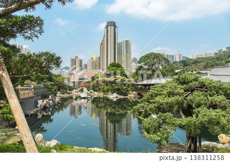 高層ビルの囲まれた公園　南蓮園池 138311258