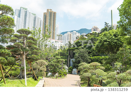 高層ビルの囲まれた公園　南蓮園池 138311259