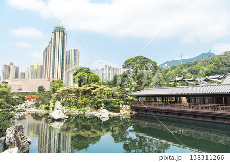 高層ビルの囲まれた公園 南蓮園池 高層ビルの囲まれた公園 南蓮園池 138311266