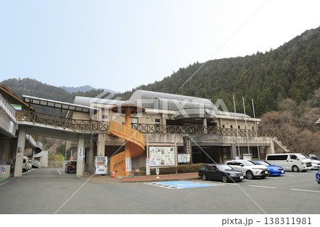 山の中にある道の駅 大滝温泉 秩父市大滝温泉振興会館 138311981