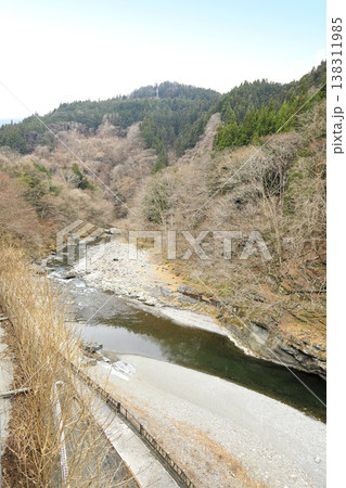 大滝温泉駐車場からの風景 渓谷を流れる荒川 大滝温泉駐車場からの風景 渓谷を流れる荒川 138311985