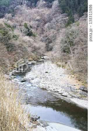 渓谷の中を流れる川 渓谷の中を流れる川 138311986