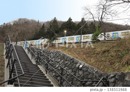 西武秩父線芦ヶ久保駅に通じる階段と停泊している列車 西武秩父線芦ヶ久保駅に通じる階段と停泊している列車 138311988