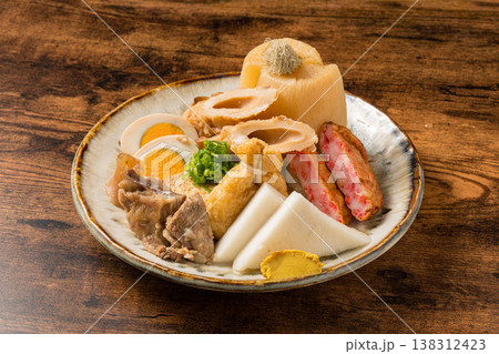 おでん盛り合わせ 出汁が染みた和食の定番煮込み料理 おでん盛り合わせ 出汁が染みた和食の定番煮込み料理 138312423