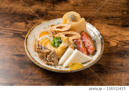 おでん盛り合わせ 出汁が染みた和食の定番煮込み料理 138312425