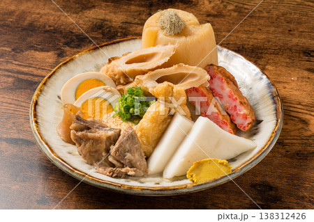 おでん盛り合わせ 出汁が染みた和食の定番煮込み料理 おでん盛り合わせ 出汁が染みた和食の定番煮込み料理 138312426