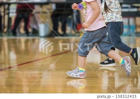 【保育園の運動会 障害物競走】 【保育園の運動会 障害物競走】 138312433