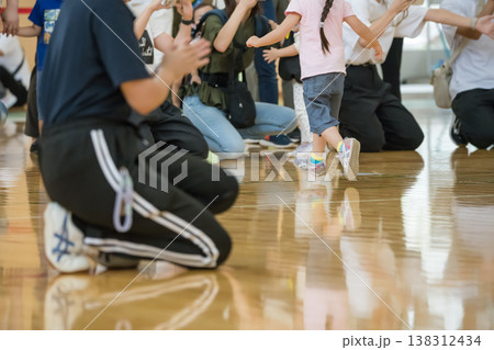【保育園の運動会　障害物競走】 138312434