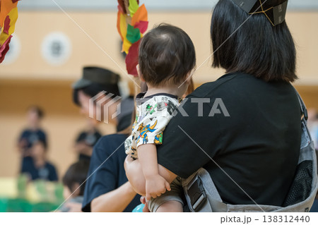【保育園の運動会 親子で演技 抱っこ】 【保育園の運動会 親子で演技 抱っこ】 138312440