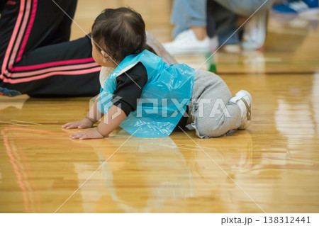 【保育園の運動会 障害物競走】 【保育園の運動会 障害物競走】 138312441