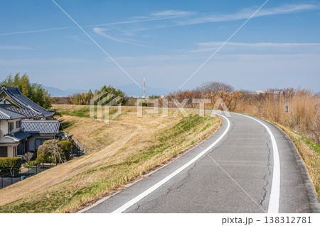 木津川堤防上の自転車道　京奈和自転車道　京都府八幡市　 138312781