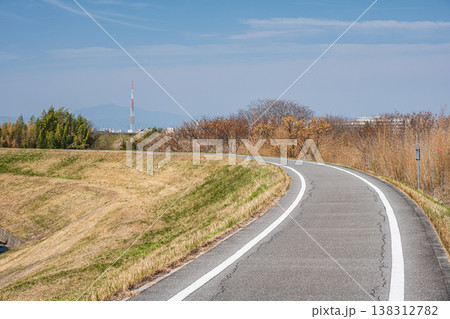 木津川堤防上の自転車道　京奈和自転車道　京都府八幡市　 138312782