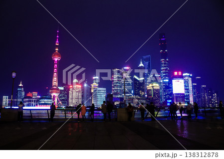 上海　外灘から見た夜景 138312878