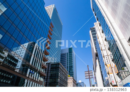 高層ビルが建ち並ぶ、京橋の都市風景〈東京都中央区〉 高層ビルが建ち並ぶ、京橋の都市風景〈東京都中央区〉 138312963