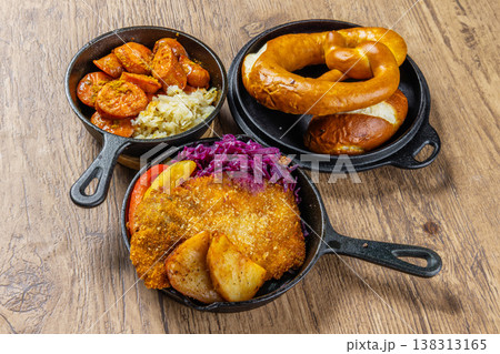 典型的なドイツ料理 typical German dishes 典型的なドイツ料理 typical German dishes 138313165