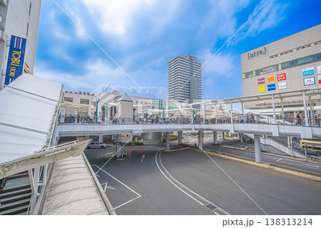 川越駅東口のペデストリアンデッキと駅前の街並み【埼玉県川越市】 138313214