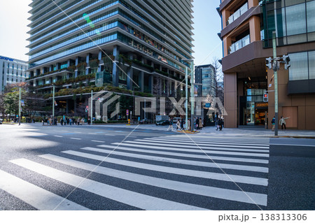 高層ビルが建ち並ぶ、京橋の都市風景〈東京都中央区〉 高層ビルが建ち並ぶ、京橋の都市風景〈東京都中央区〉 138313306
