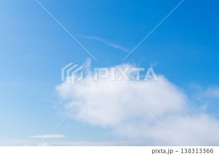 早春の山から見た爽やかな青空と雲14 138313366