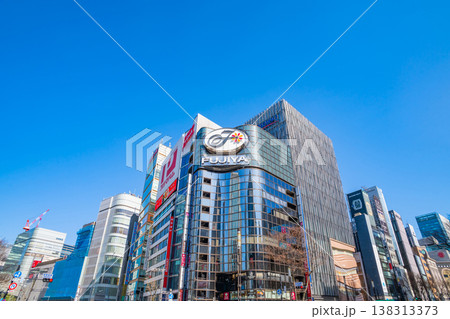 高層ビルが建ち並ぶ、銀座の都市風景〈東京都中央区〉 高層ビルが建ち並ぶ、銀座の都市風景〈東京都中央区〉 138313373