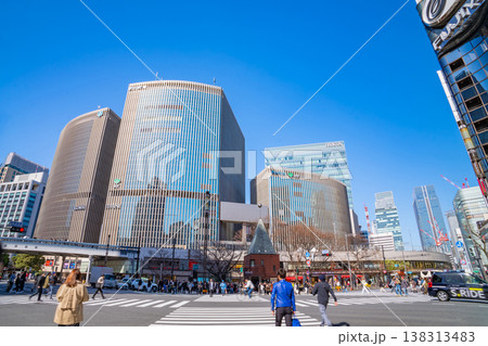 高層ビルが建ち並ぶ、銀座の都市風景〈東京都中央区〉 高層ビルが建ち並ぶ、銀座の都市風景〈東京都中央区〉 138313483
