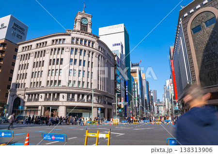 銀座歩行者天国、観光客で賑わう銀座通り〈東京都中央区〉 銀座歩行者天国、観光客で賑わう銀座通り〈東京都中央区〉 138313906