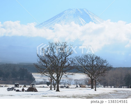 静岡県 雪の降った朝のふもとっぱらキャンプ場 3月 静岡県 雪の降った朝のふもとっぱらキャンプ場 3月 138314581