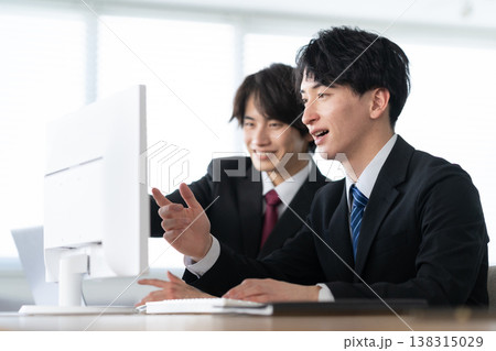 オフィスで仕事をする若いビジネスマン 138315029
