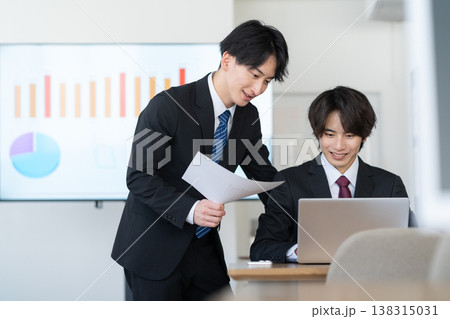 オフィスで仕事をする若いビジネスマン 138315031