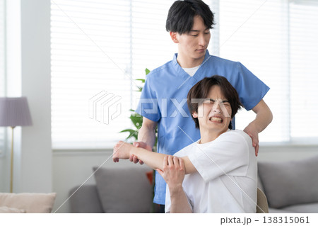 整骨院で整体をしてもらう若い男性 138315061