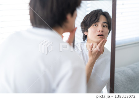 窓際でスキンケアをする若い男性 138315072