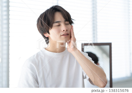 窓際でスキンケアをする若い男性 窓際でスキンケアをする若い男性 138315076