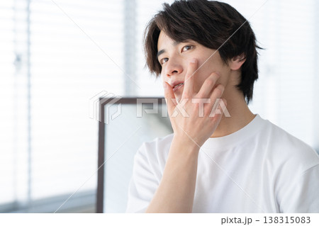 窓際でスキンケアをする若い男性 138315083